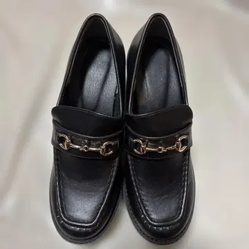 가죽 로퍼 블랙 금장 장식 포함