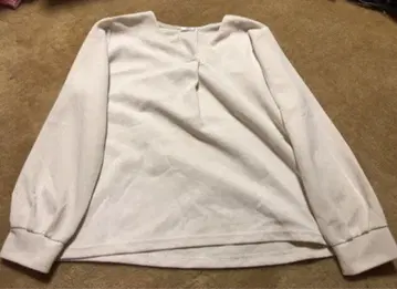 크림색 V넥 벌룬 슬리브 셔츠