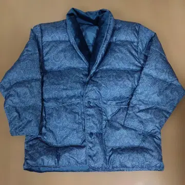 군제 다운 입은 가운, 네이비 페이즐리 무늬