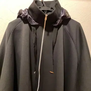 Herno 블랙 후드 부착 판초 코트