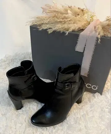 [ 새상품급 ] ecco 숏부츠 벨트 힐 사이드 지퍼 23cm 박스 포함