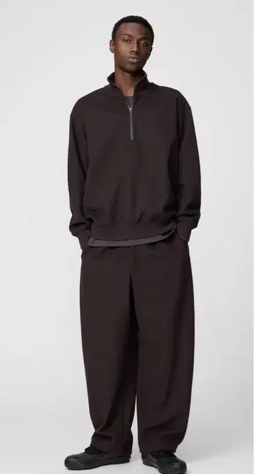 유니클로 브러쉬드 맨투맨 와이드 팬츠 & 하프 지퍼 셔츠 다크 브라운
