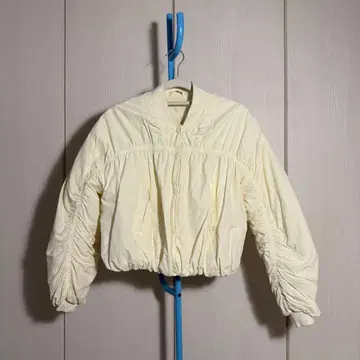 ZARA 크림색 숏 기장 다운