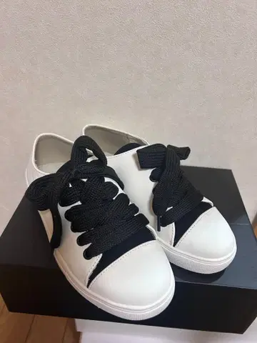 화이트/블랙 스니커즈 design by ANTIQUA