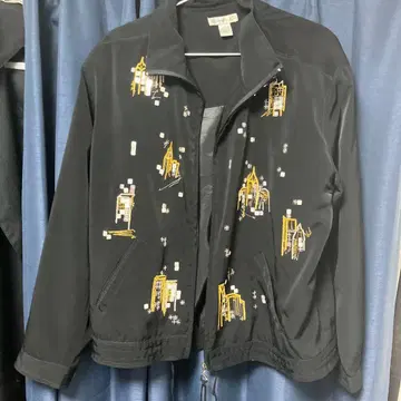 건물 자수 블랙 새틴풍 자켓