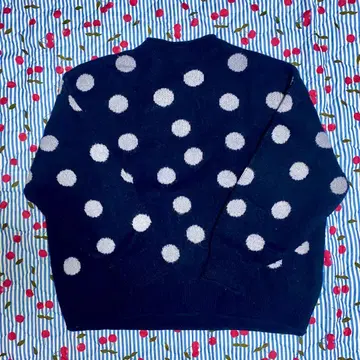 [ 트렌드 ] 네이비 도트 무늬 긴팔 스웨터