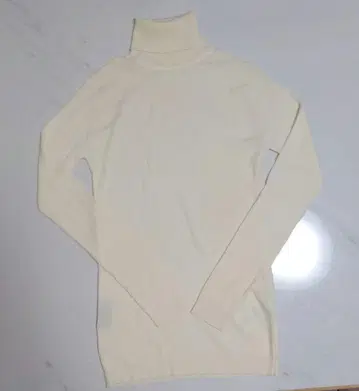 JOHNSMEDLEY 터틀넥 풀오버 아이보리