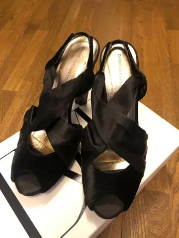 [ 미사용 새상품 ] *DVF* 블랙 새틴 오픈토 힐