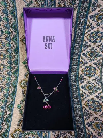 안나수이 체리 목걸이