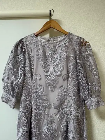 그레이쉬 베이지 자수 파티 드레스