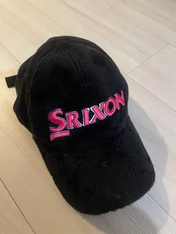 스릭슨 블랙 컬러 캡 퍼