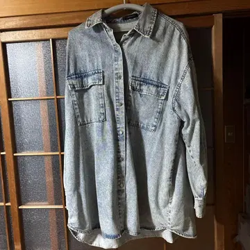 라이트 블루 데님 버튼업 셔츠