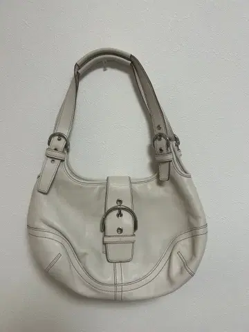 화이트 숄더백 금장 장식 포함