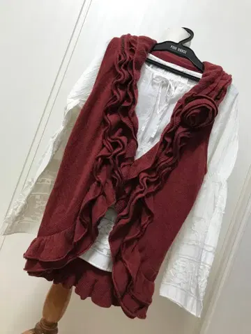 새상품급 핑크하우스 프릴 다수 코사지 부착 니트 베스트 빨간색 계열