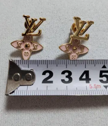 2800 로고 귀걸이