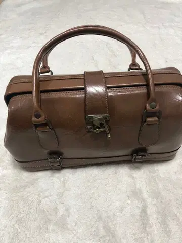 브라운 핸드백 심플한 디자인