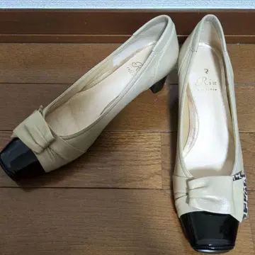 새상품급 리즈라피네 레오파드 펌프스 23.5