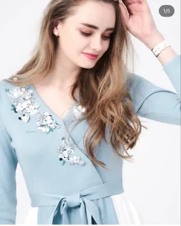 스카이블루 꽃 자수 리본 포함 랩 드레스