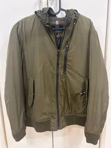 BEAMSHEART 후드 부착 올리브 나일론 자켓