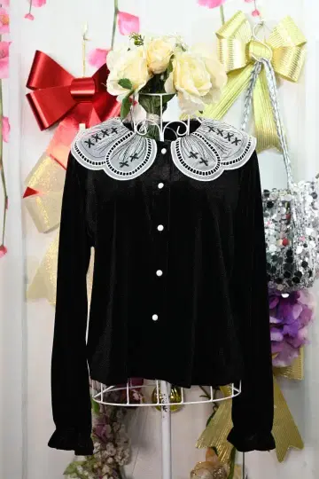 새상품 추가 OFF 스캘럽 자수 빅 칼라 벨로아 블라우스