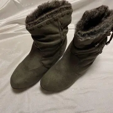 퍼 달린 그레이 숏부츠