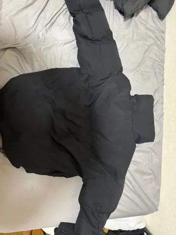 짧은 기장 블랙 다운 자켓 풀 집업