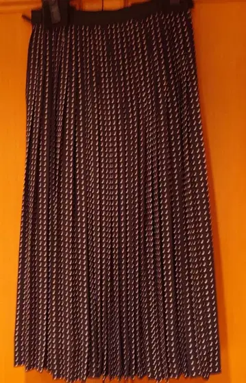 ANAYI 블랙과 화이트 도트 플리츠 스커트