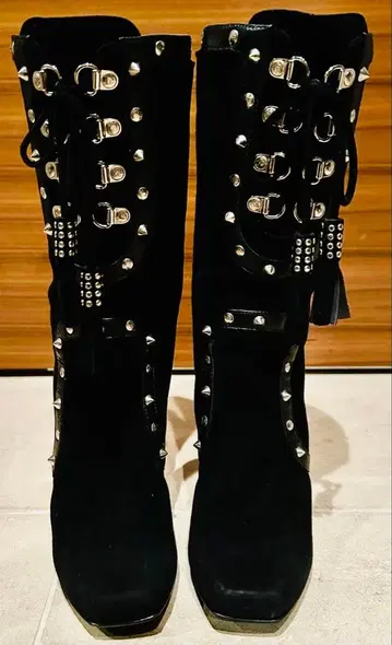 가격 인하 완료 돌체앤가바나 스터드 장식 스웨이드 부츠