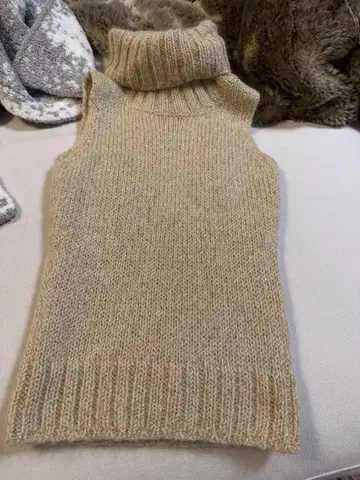 하이넥 슬리브리스 모헤어 니트