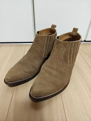 the letters WESTERN MID SIDEGORE BOOTS