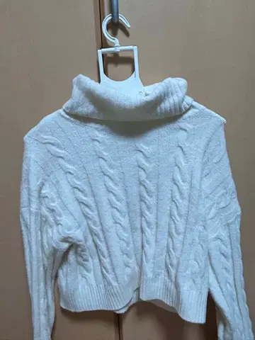 화이트 케이블 니트 터틀넥 스웨터