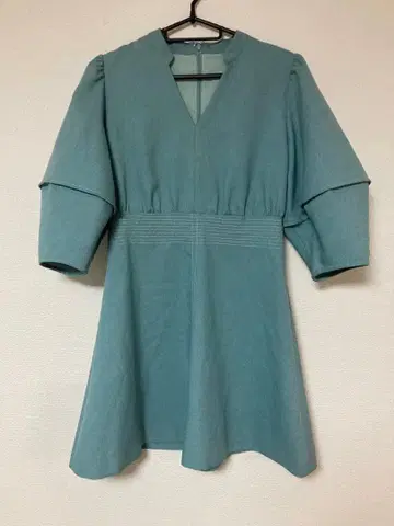 청록색 V넥 칠부 소매 튜닉