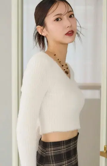 MERCURYDUO 미니 샤기 V넥 크롭 니트