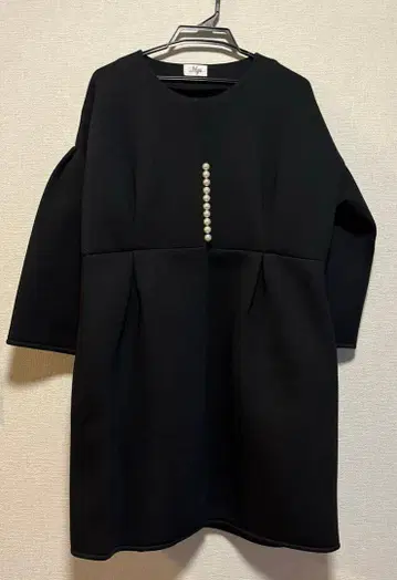 Myu 펄 장식 롱 코트 Black