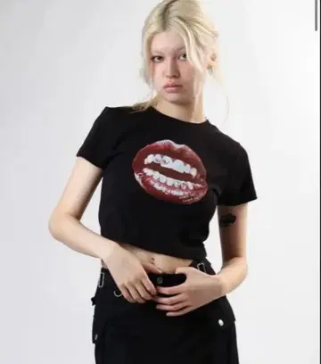 ACLENT 립 프린트 디자인 미니 T셔츠 아클렌트