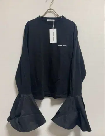 가격 인하! [ TENDER PERSON ] 새상품 벨 슬리브 롱 T