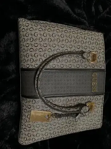 GUESS 로고 프린트 숄더백