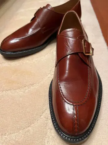 브라운 가죽 버클 로퍼