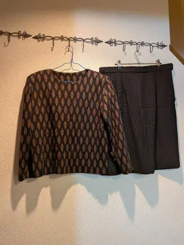 브라운 & 블랙 셋업 재단