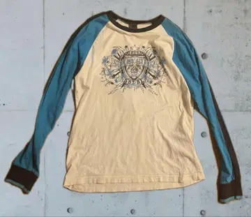 55DSL의 아트렛 그래픽 래글런 긴팔 T셔츠입니다.