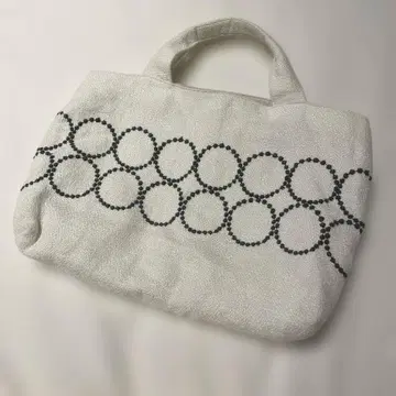 미나 페르호넨 파니니 탬버린 패턴 린넨 핸드백 나비 자수 화이트