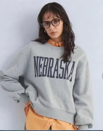 그린 레이블 릴랙싱 로고 맨투맨 풀오버