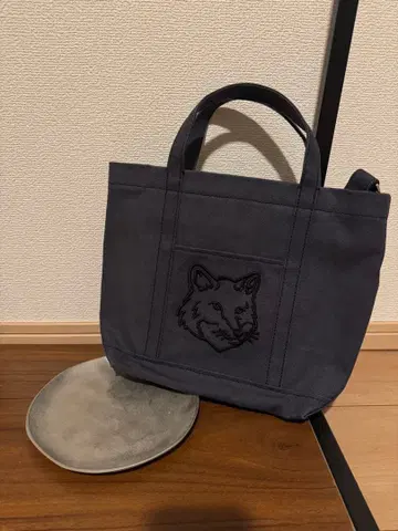메종 키츠네 자수 토트백 그레이