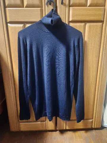 네이비 터틀넥 긴팔 니트