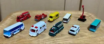 일하는 여러 자동차 세트