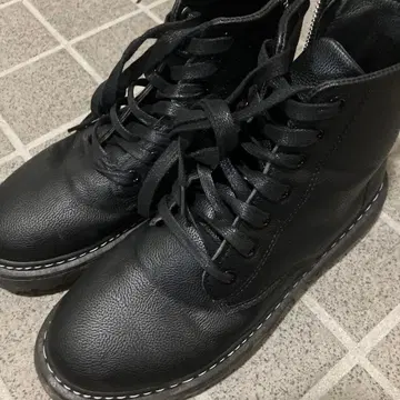 블랙 워크 부츠 지퍼 포함