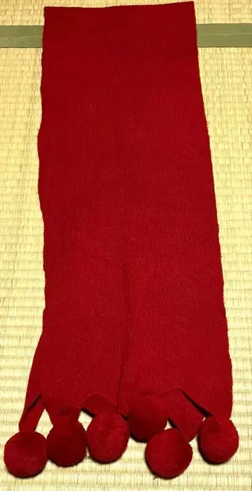 빨간색 폼폼 포함 니트 머플러 여성용