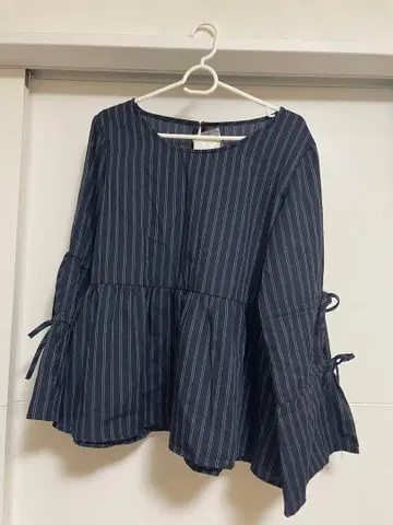 네이비 스트라이프 오부소매 플레어 셔츠