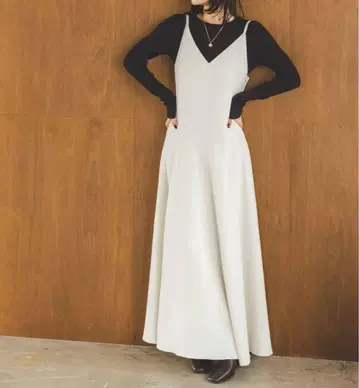 이번 시즌 새상품 NOBLE 로우 절개 플레어 원피스 38