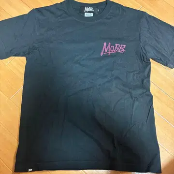 블랙 반팔 T셔츠 핑크 로고 자수